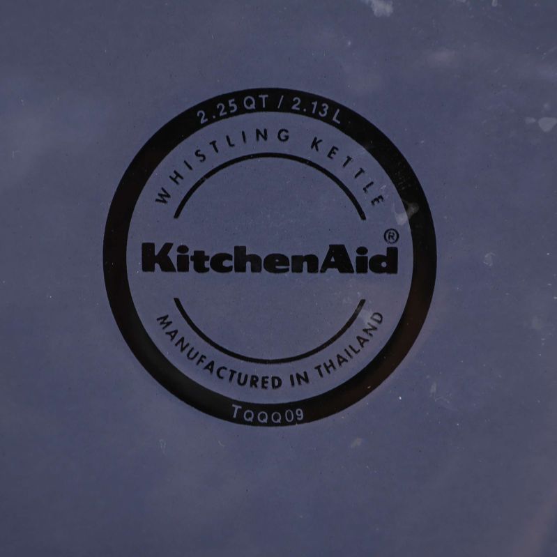 Närbild av botten med KitchenAid-märkning och volymangivelse
