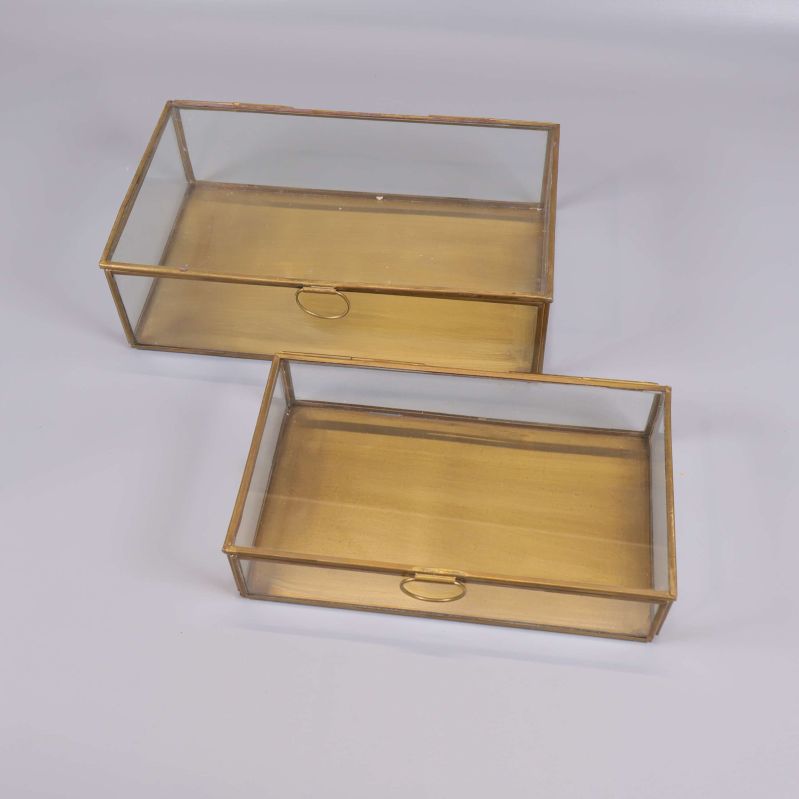 Överblick ovanifrån av glasboxar med öppet lock
