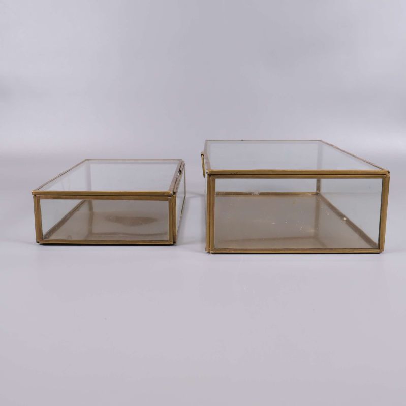 Sida vid sida glasboxar i olika storlekar