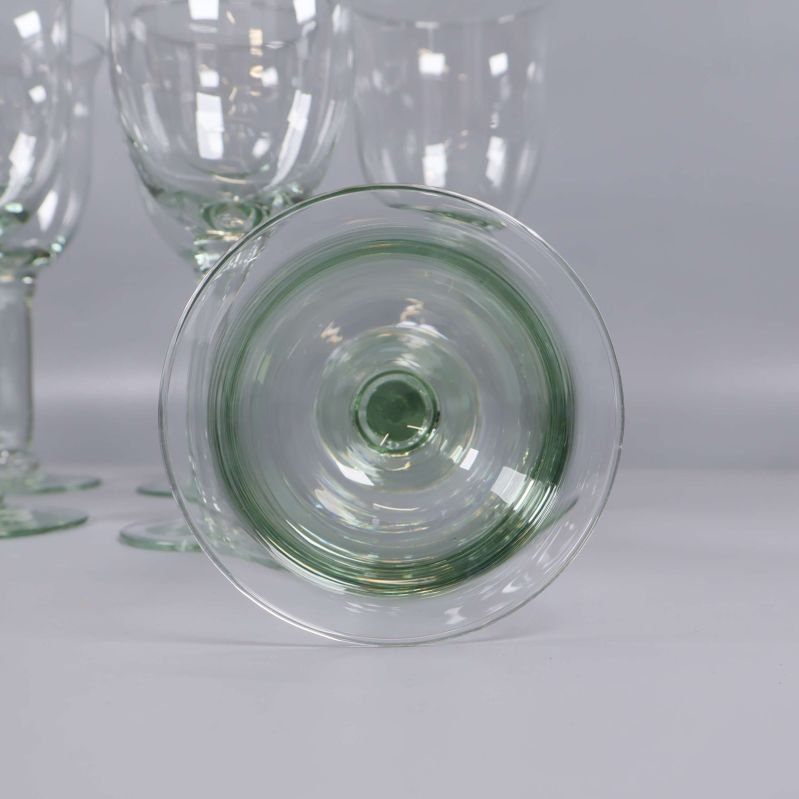 Botten på ett vinglas i gröntonat glas