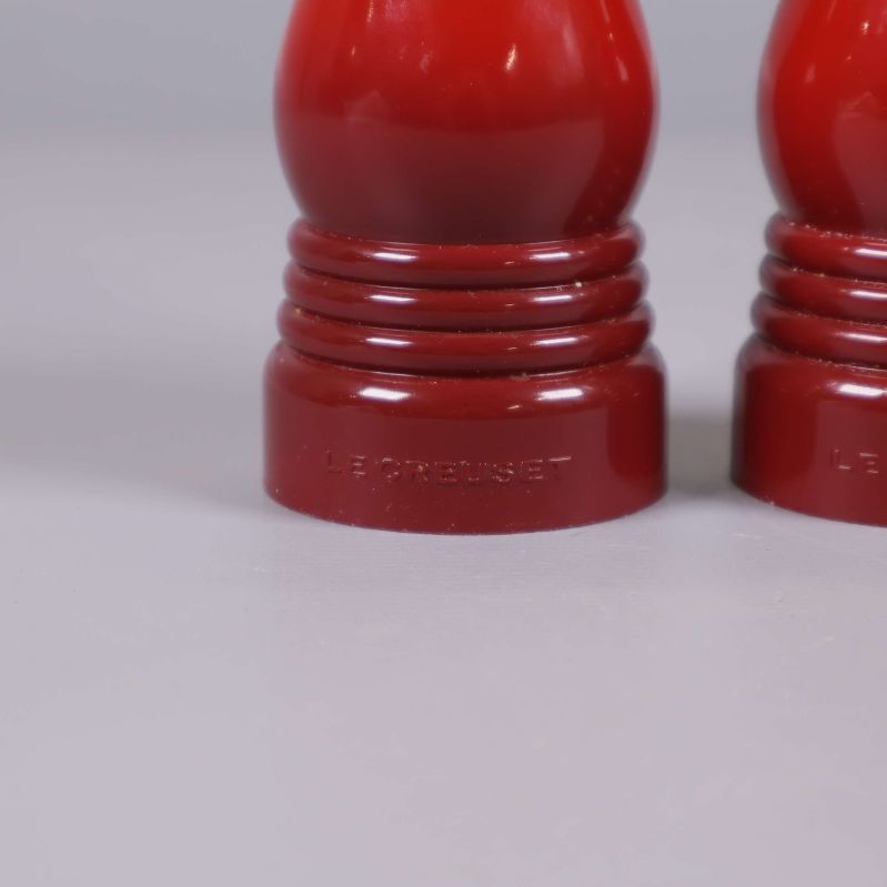 Närbild på Le Creuset-logotyp i relief på kvadrens fot