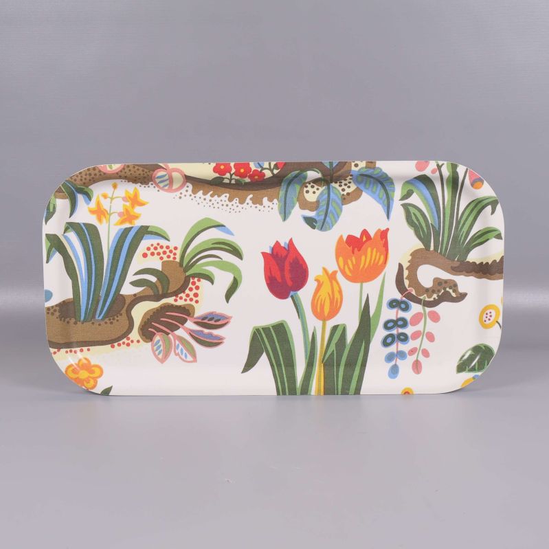 Bricka fotad rakt framifrån med hela motivet synligt