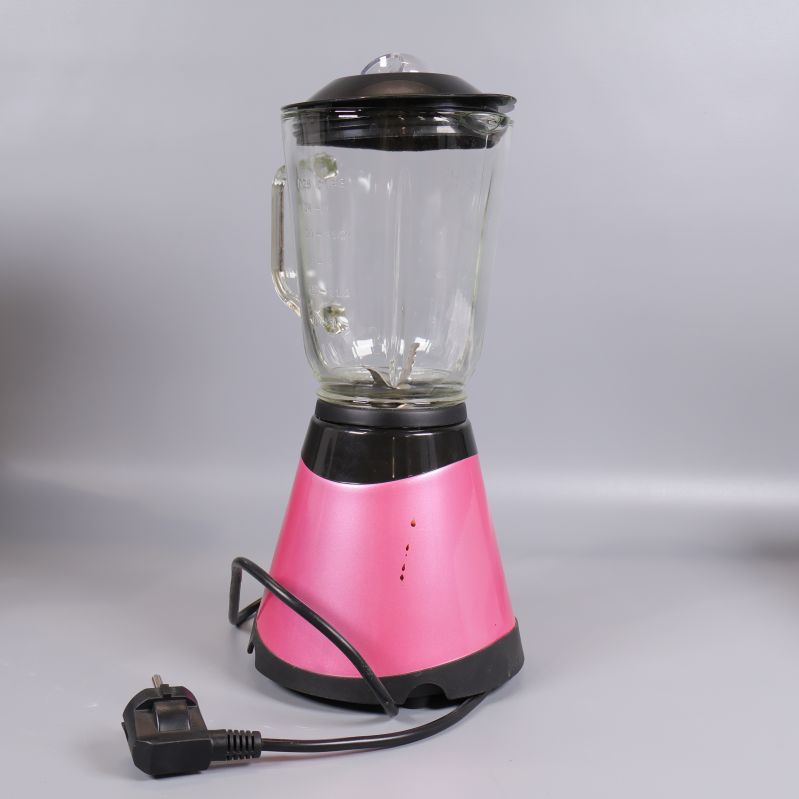 Mixer från sidan med glaskanna och elsladd
