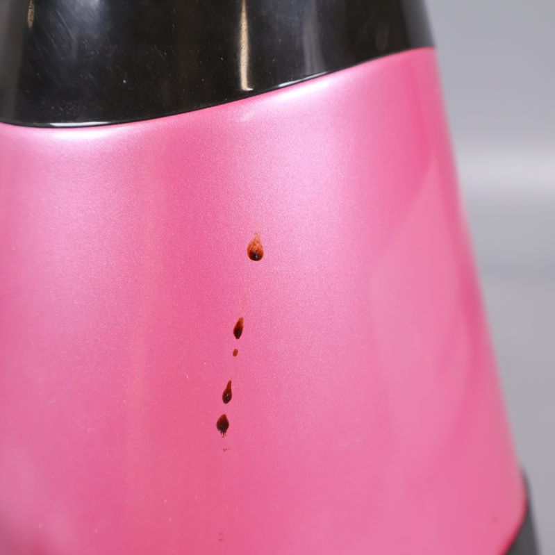 Närbild på rosa bas med små färgfläckar