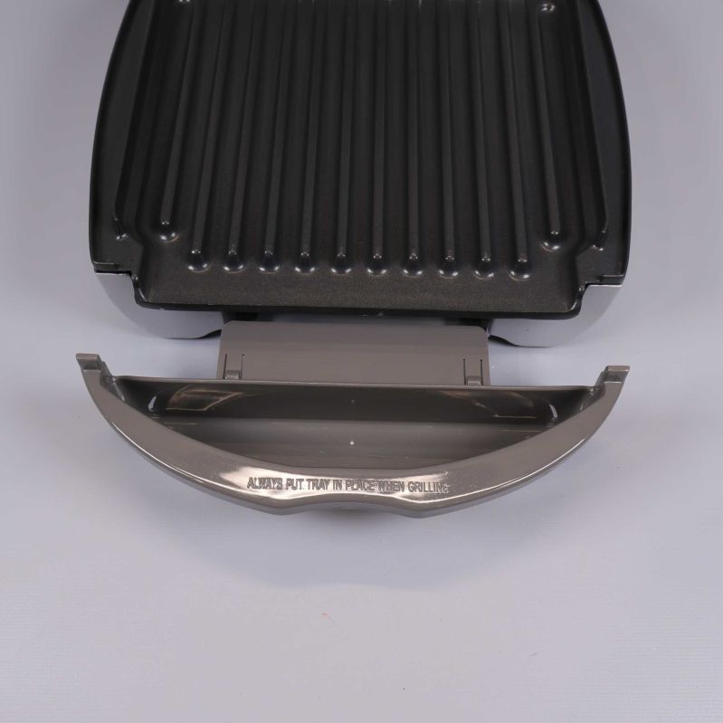 Närbild på grillens droppbricka i metall