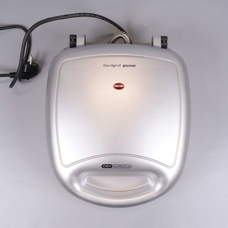 Bordsgrill ovanifrån med handtag och kabel