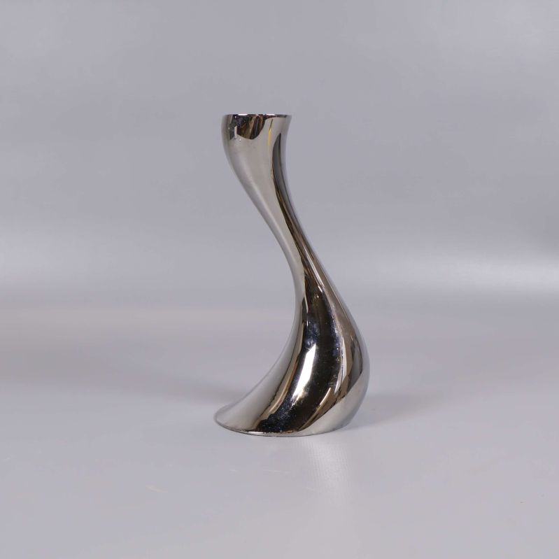 Sida av metallisk ljusstake med blank yta