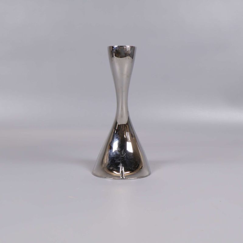 Ljusstake sett rakt framifrån med blank metallfinish