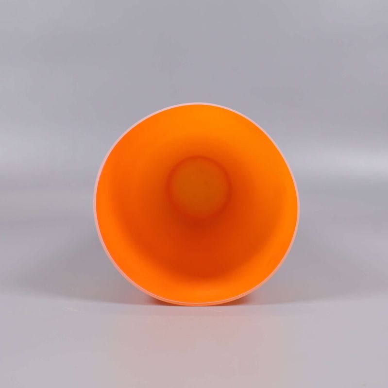 Öppningen på vasen visar stark orange färg