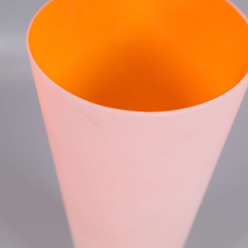 Detaljbild av orange insida och ljusrosa utsida