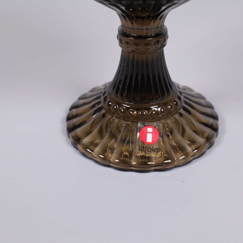 Närbild på foten med iittala-logga synlig på glasskål
