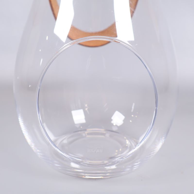 Närbild på ljuslyktans öppning och botten i transparent glas