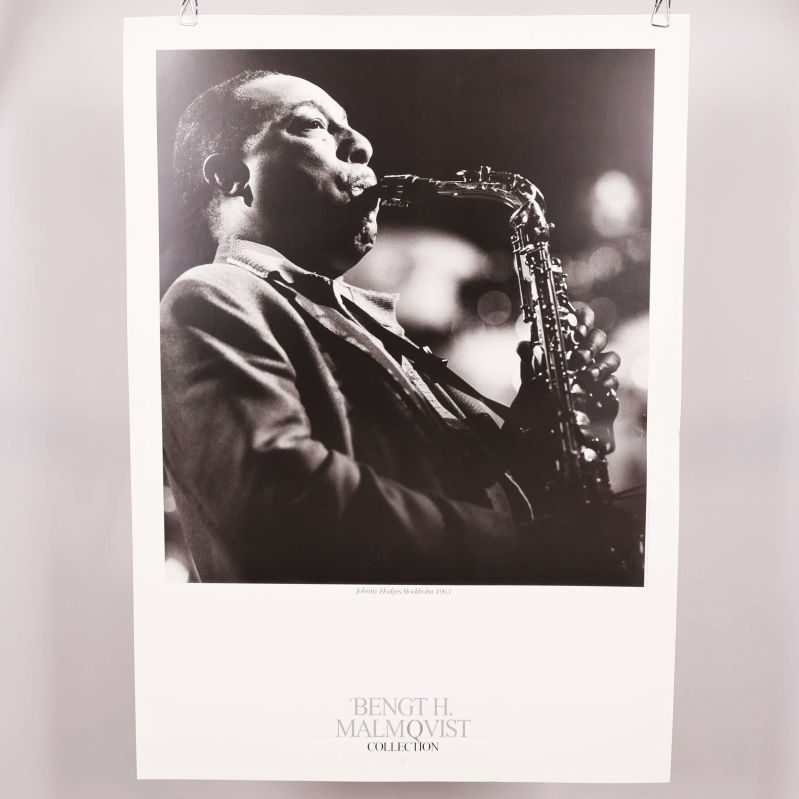 Svartvit affisch med Johnny Hodges som spelar saxofon