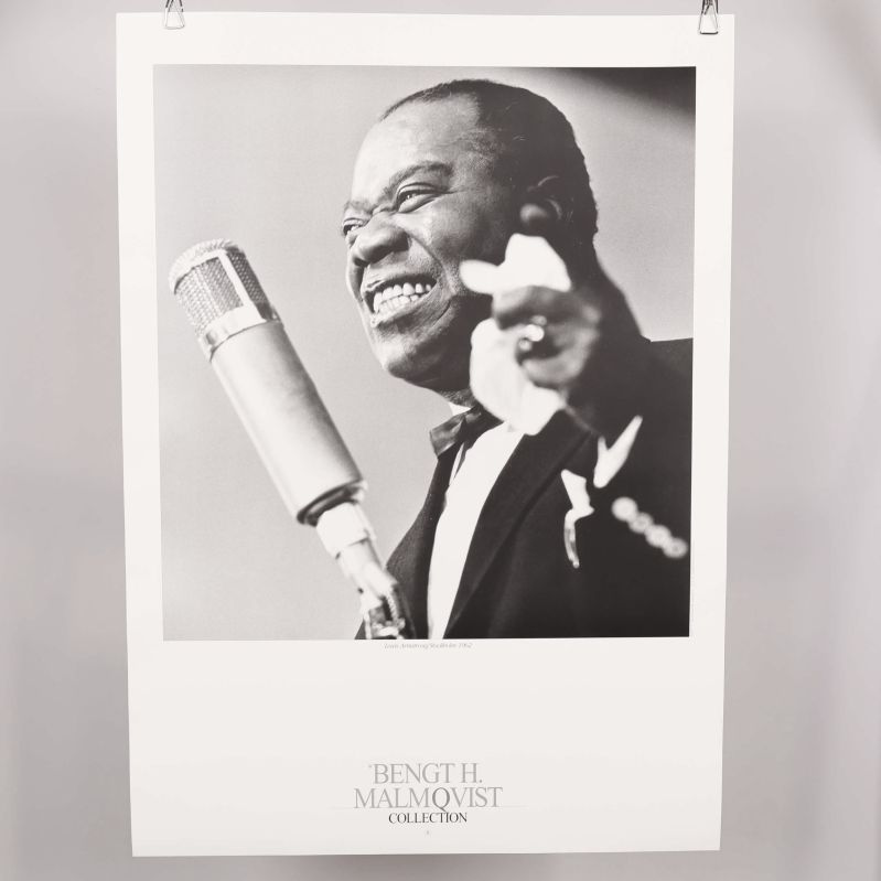 Svartvit poster med jazztolkare framför mikrofon