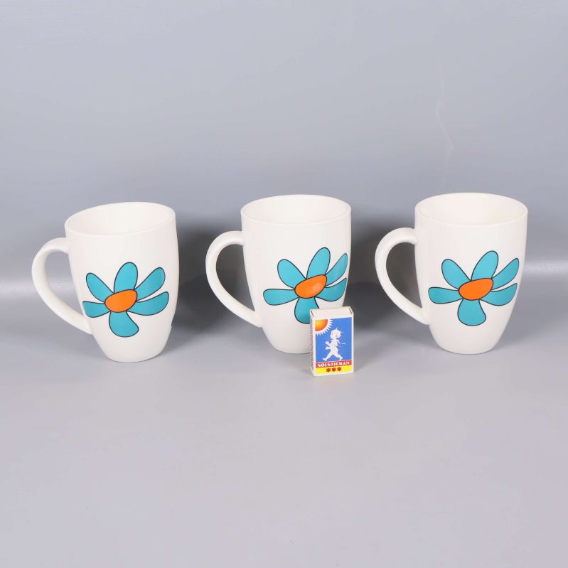 Framsida av tre muggar med stora blommotiv