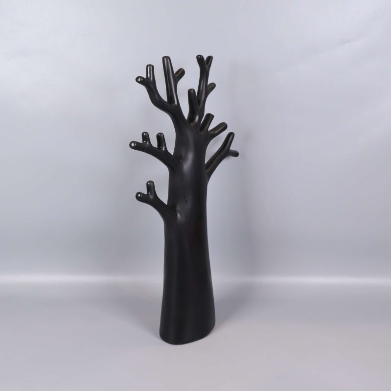 Svart trädfigur från sidan mot ljus bakgrund