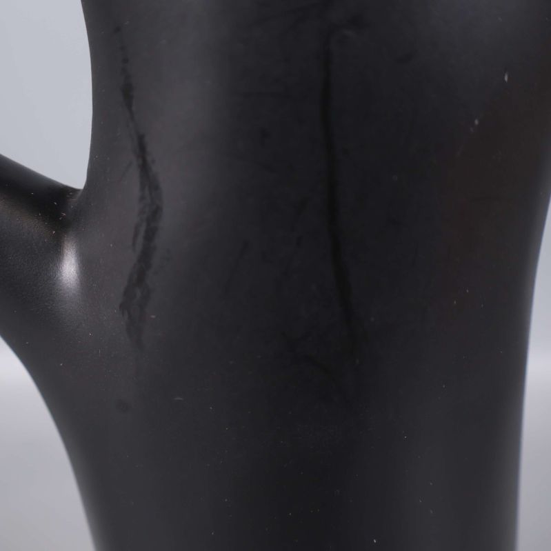 Närbild på trädfigur med synlig mindre repa