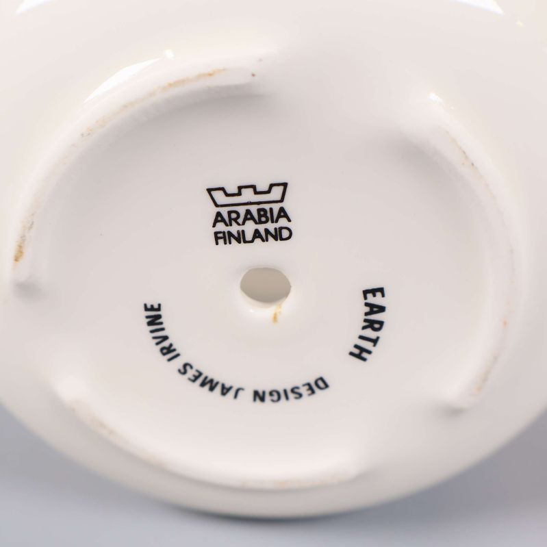 Detalj på stämpel Arabia Finland och designersignering