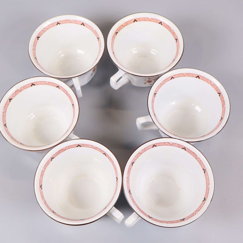 Sex kaffekoppar sedda uppifrån, visar inredning och kantmönster