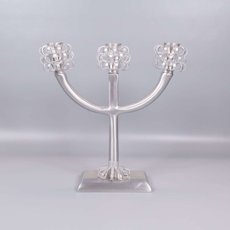 Ljusstake med tre armar och blommiga hållare sedd framifrån