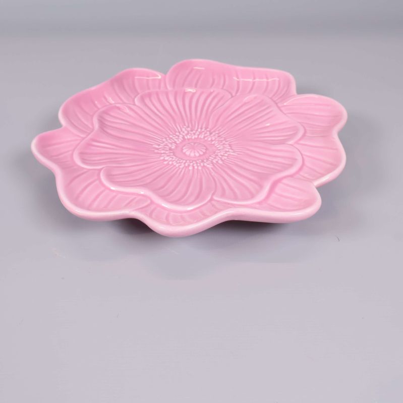 Närbild på en enskild rosa assiett i blomform