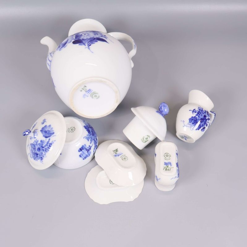 Stämplar från Royal Copenhagen under kaffeservisens porslinsdelar