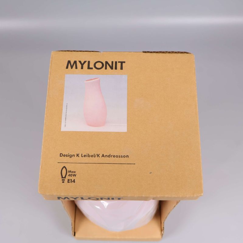 Ovansidan av MYLONIT-förpackning med bild på vas
