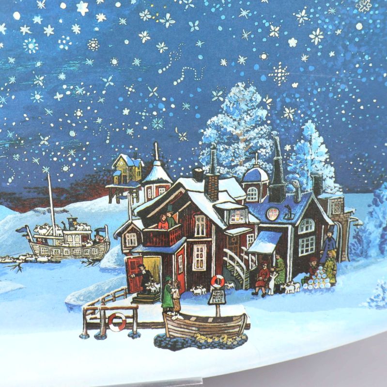 Detaljerad vy av snötäckta hus och vinterlandskap