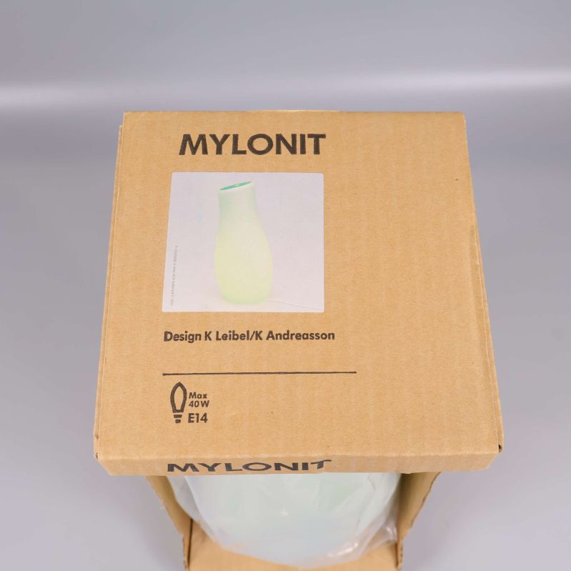 Förpackningens ovansida med MYLONIT och lampbilden