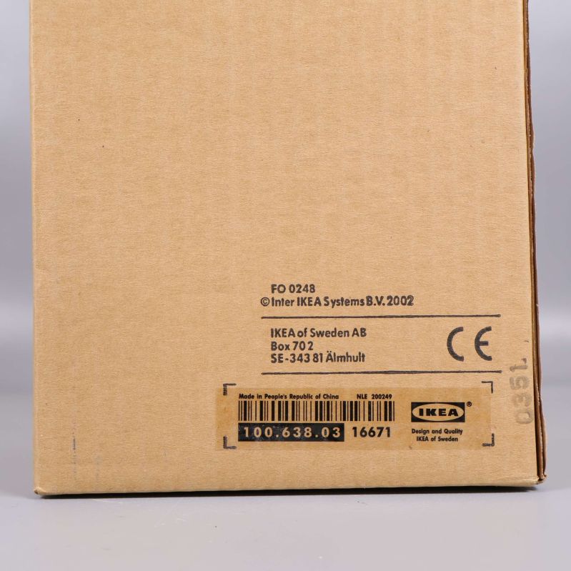 Närbild på kartong med IKEA-adress och artikelnummer