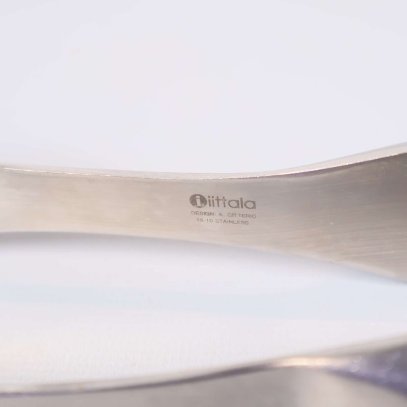 Närbild på Iittala-logotyp på insidan av metallstång