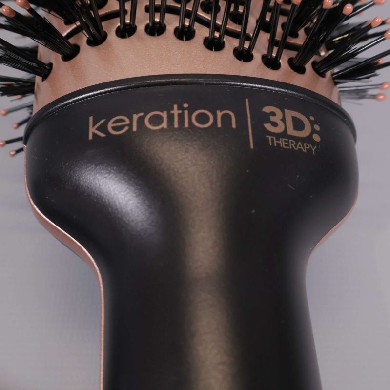 Närbild på borstens handtag med märkning keration 3D therapy