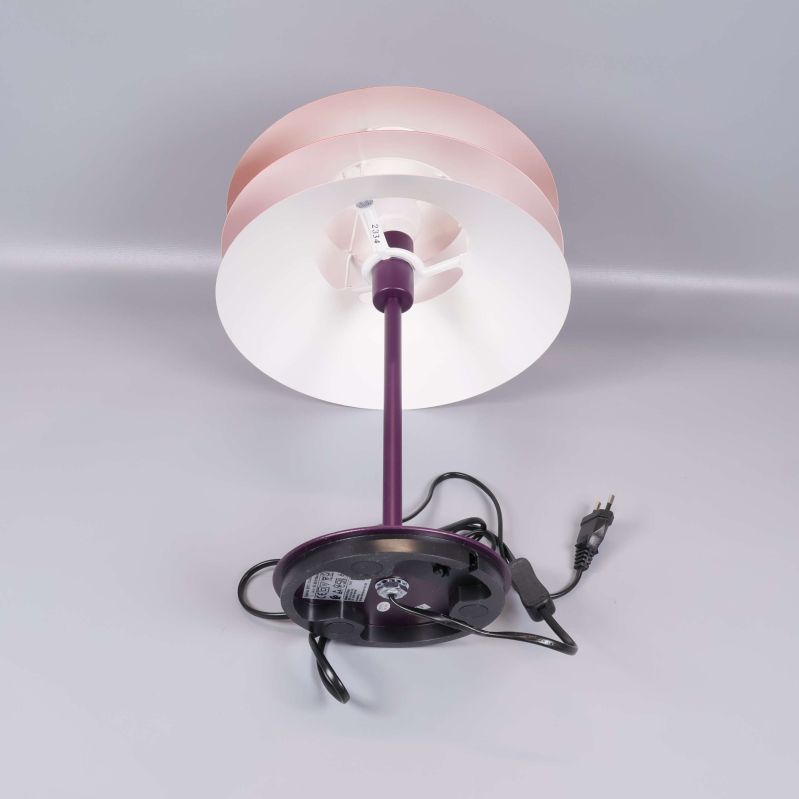 Lampa fotograferad underifrån, visar konstruktion och kabel