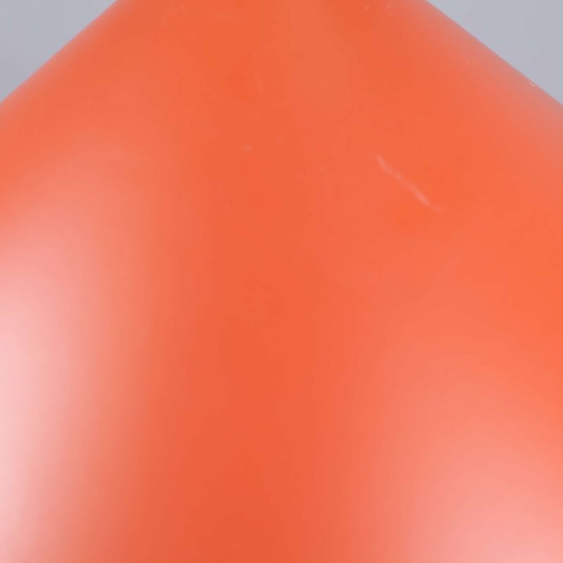 Närbild av orange lampskärm med mindre ytdefekt