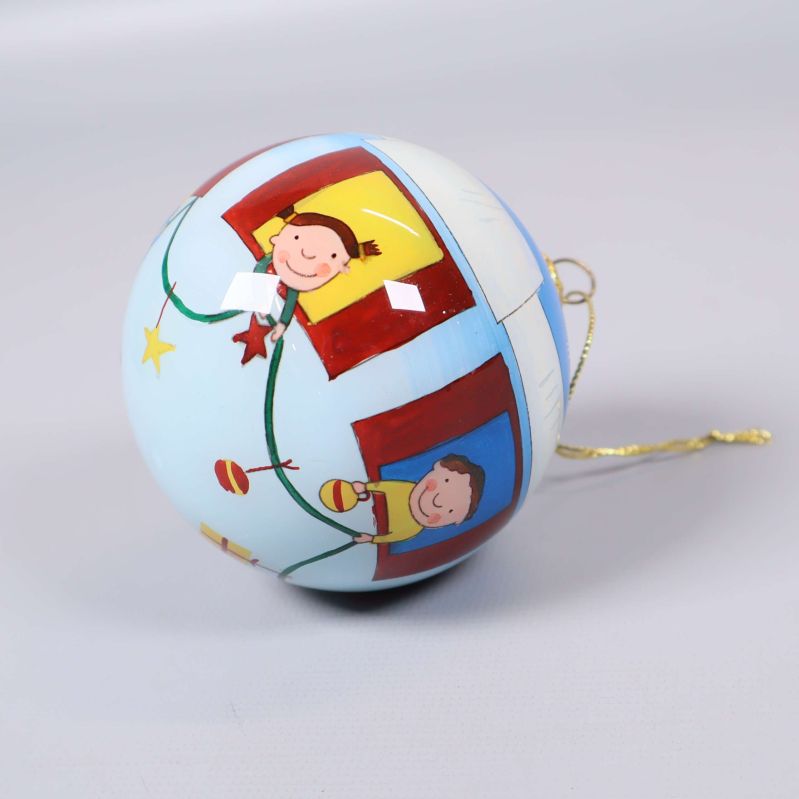 Julgranskula med barn och fönstermotiv i närbild