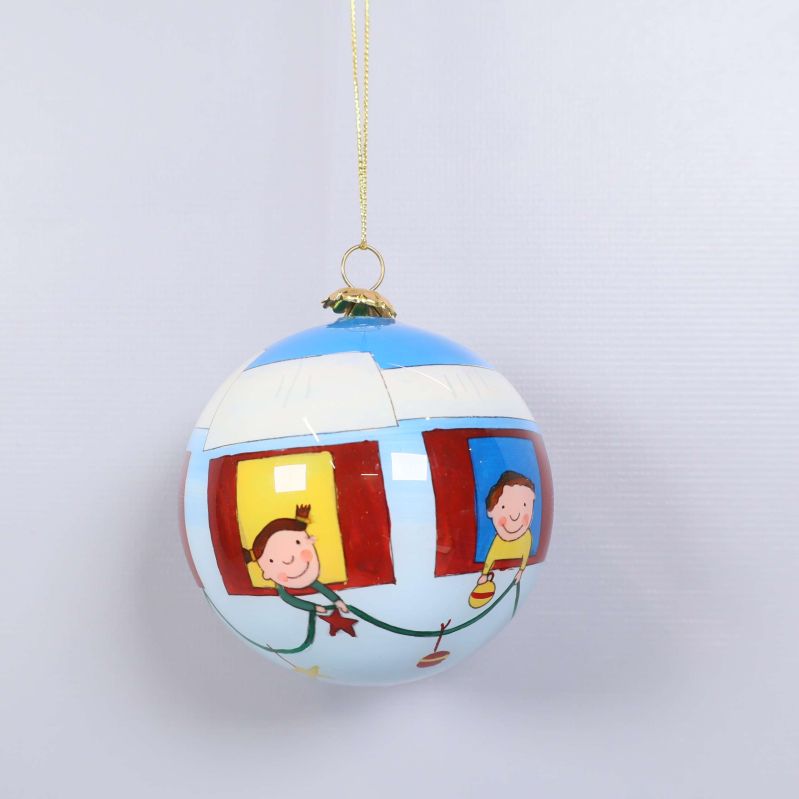 Julgranskula hängande, visar fönster och barnmotiv