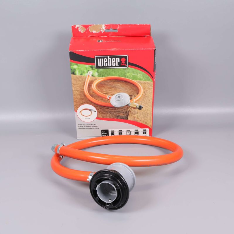 Regulatorset med orange slang framför originalförpackning