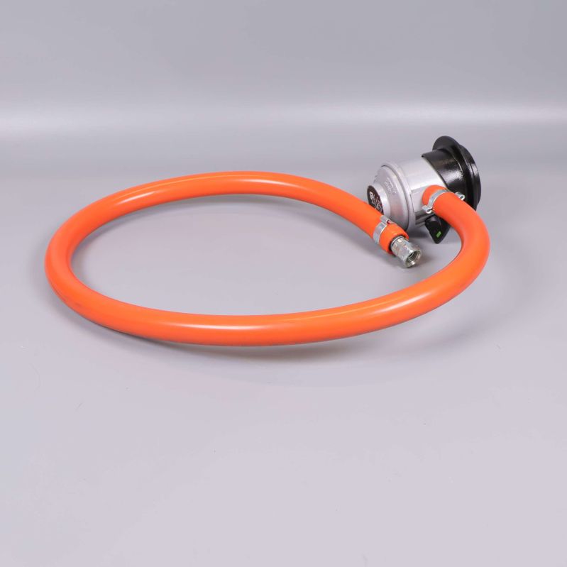 Orange slang med regulator och anslutningsdelar synliga