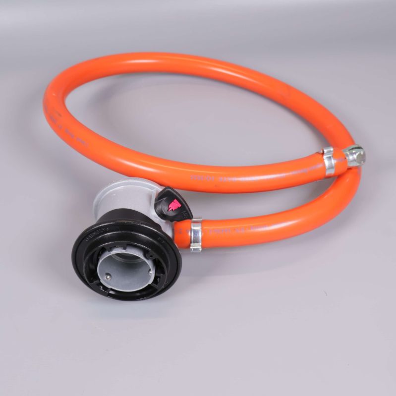 Närbild på orange slang och metallregulator