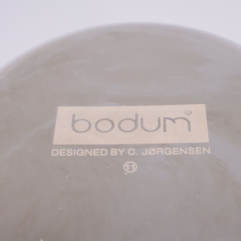 Närbild på botten med Bodum och C. Jørgensen märkning