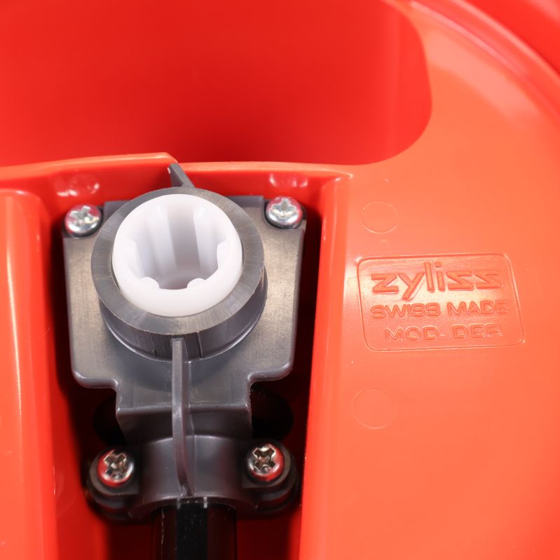 Närbild stämpel Zyliss Swiss Made på orange råkostkvarn