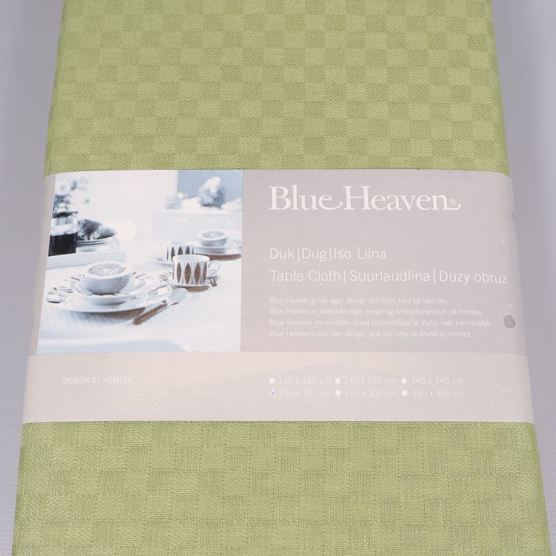 Förpackning på grön duk med texten Blue Heaven