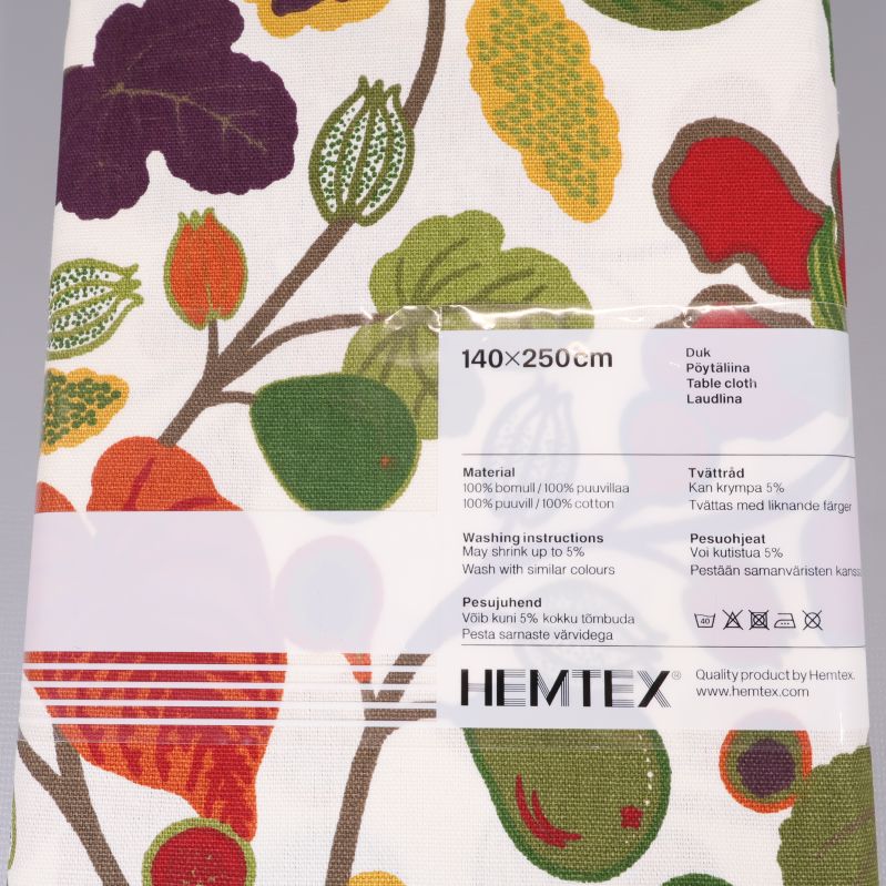 Baksida av blommig duk med materialspecifikation och Hemtex-logotyp