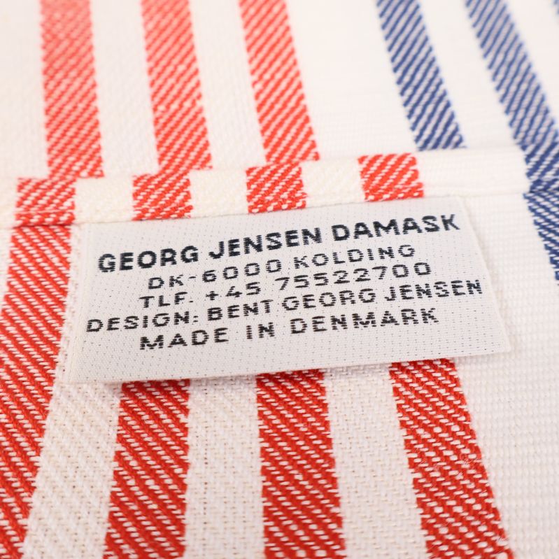 Närbild på etikett med text Georg Jensen Damask och designuppgifter
