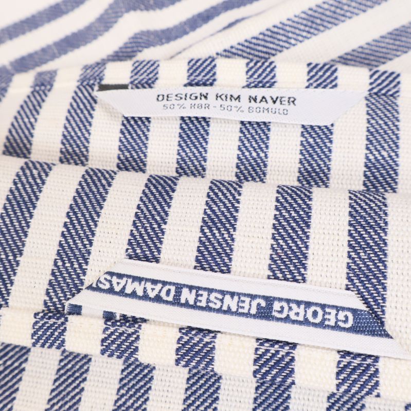 Närbild på etiketter som visar material och designnamn