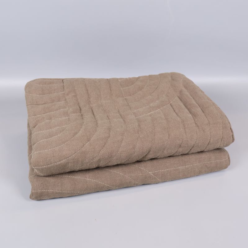 Vikta kviltade kuddfodral i beige linne