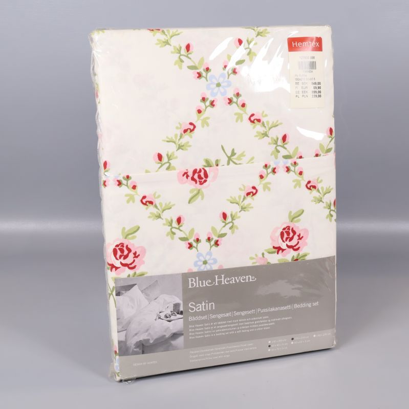Satin bäddset i förpackning med synligt blomtryck framtill