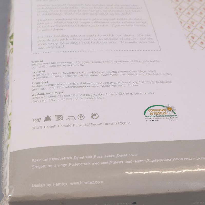 Text och materialinformation på baksidan av bäddsetförpackning
