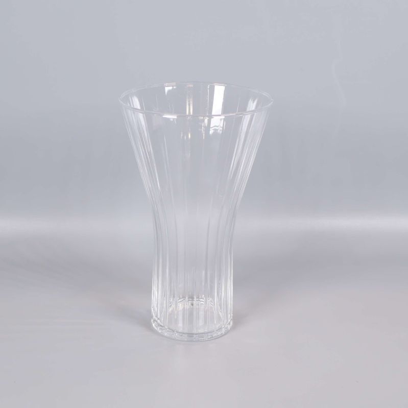 Transparent räfflad glasvas fotad framifrån