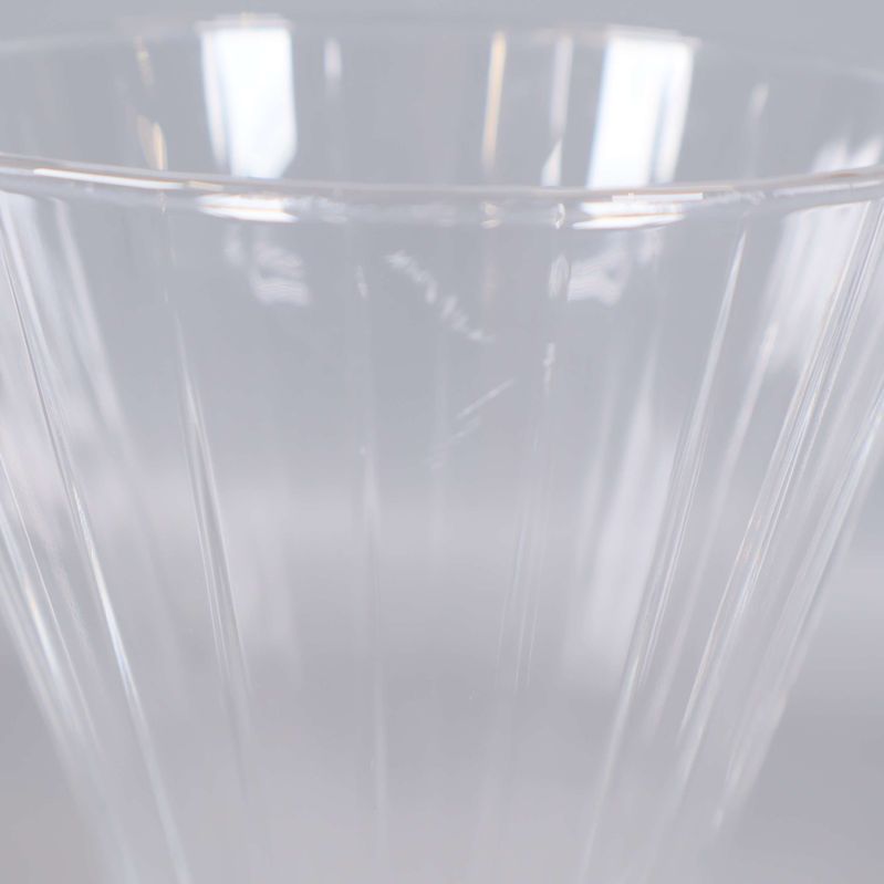 Detaljbild på glasvasens mindre repor 